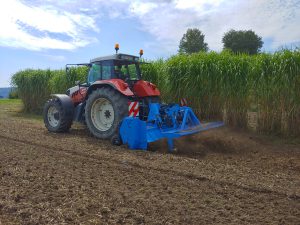 Ackerfräse im Einsatz