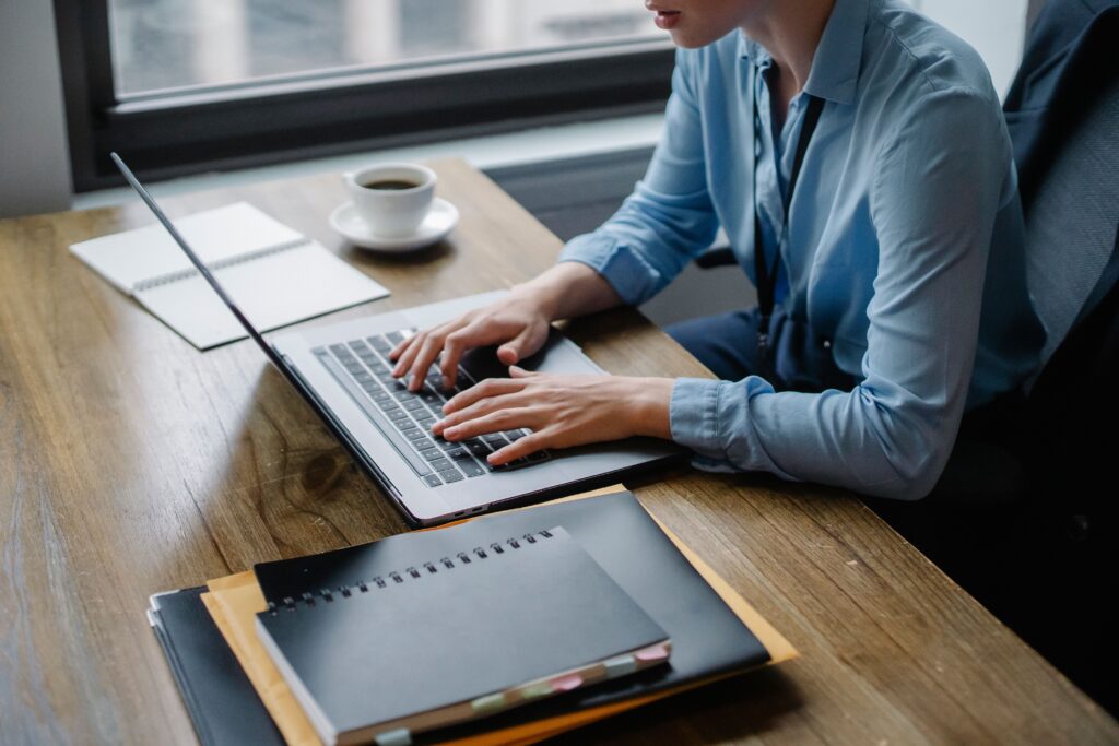 pexels sora shimazaki 5673496 Bild Büro Frau