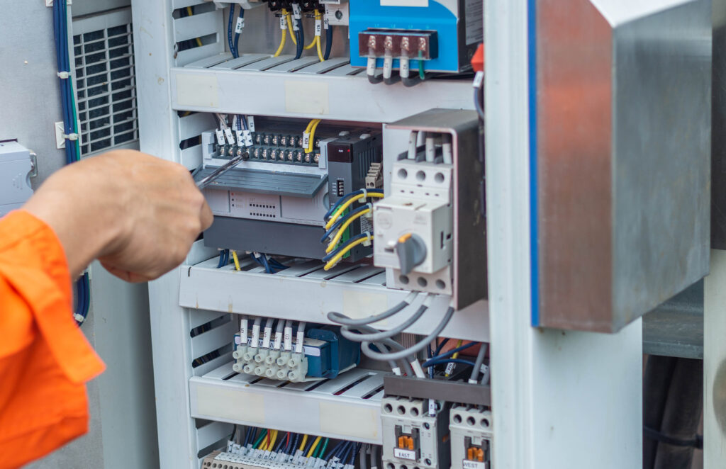Ingenieure prüfen die Funktion des Steuerpanels